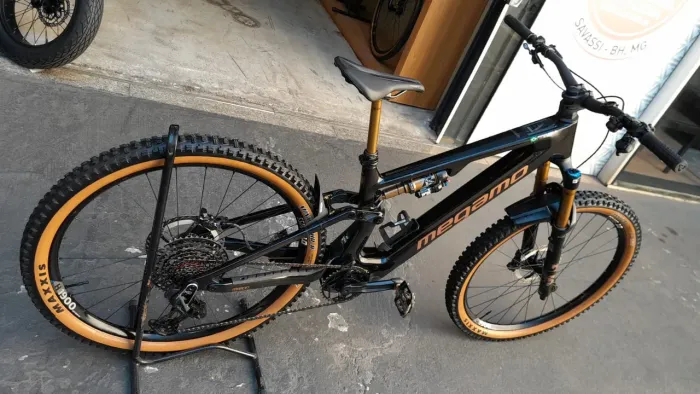 Avinox M1 - Com Garantia Brasil - Megamo Reason CBR 03 Carbon 2026 - Avinox M1