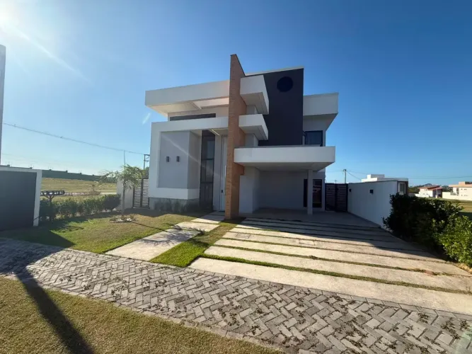 Casa Duplex Alphaville Cabo Frio, 223,58m², 3 Suítes, Piscina, Pé-Direito Duplo, Área Gour
