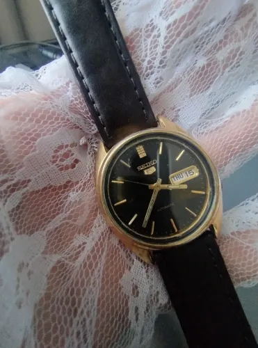 Seiko negro e dourado lindo
