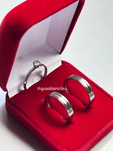 Par de Alianças de namoro prateado Mod. Linha X 4mm + Solitária