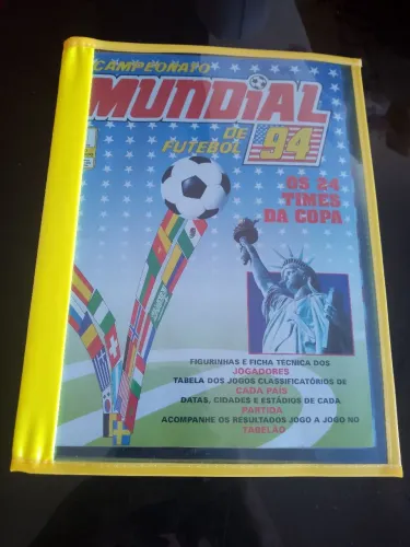 Álbum de figurinhas da Copa do Mundo de 1994 completo.