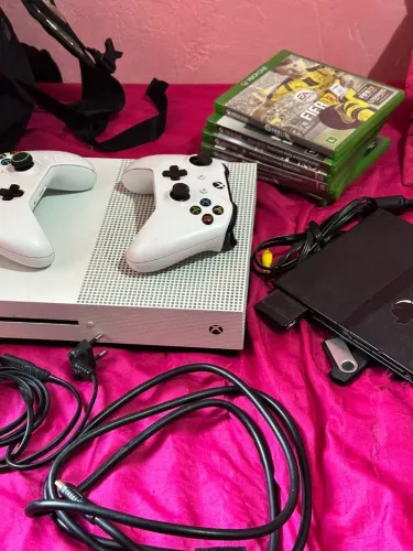 X box one S 1tb de memória, dois controles 6 jogos a maioria futebol