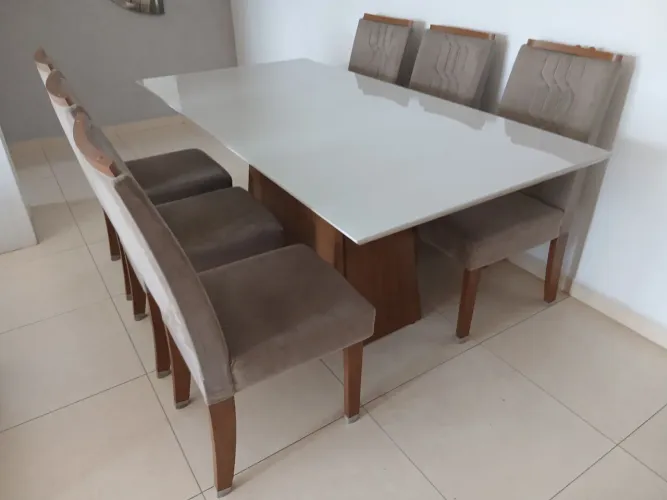 Mesa com 6 cadeiras seminova. Medidas abaixo.
