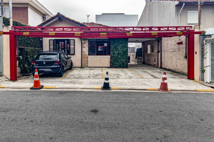 Casa comercial na Rua Despraiado, 168 210 m²