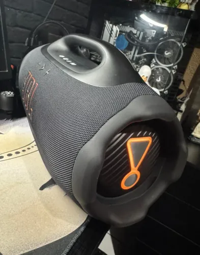 Vendo boombox 4 apenas tocando com carregador ligado na energia