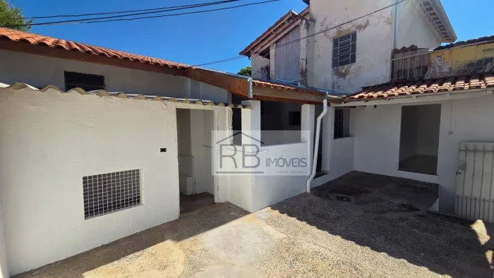 Casa FUNDO com 2 dormitórios para alugar, 56 m² por R$ 1.500/mês - São Bernardo - Campinas