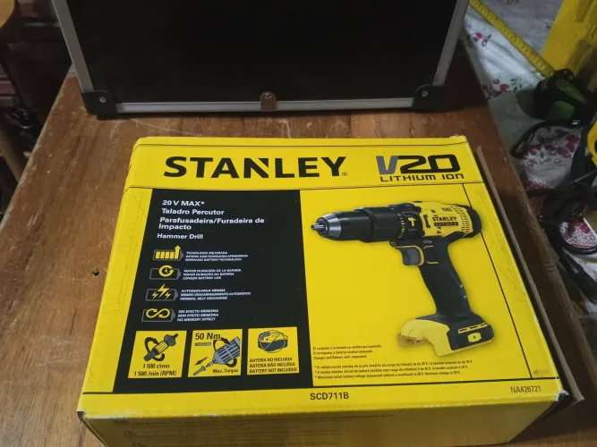 Parafusadeira e furadeira de impacto Stanley SCD711B