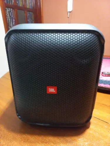 Vendo caixa de som JBL (OBS)NÃO É COM OS MICROFONES.