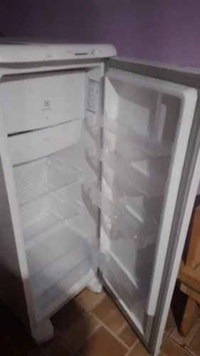 Geladeira novinha 220