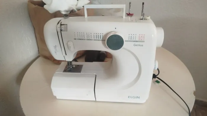 Máquina de costura Elgin j400