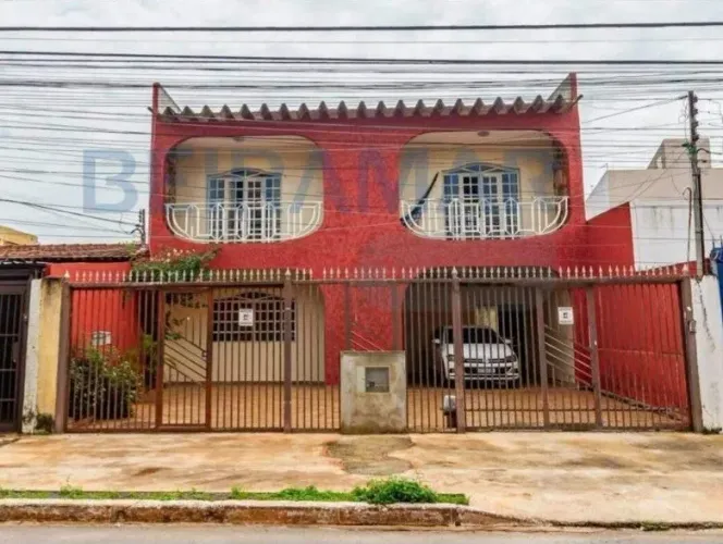 Casa para Venda em Brasília, Taguatinga Norte (Taguatinga), 6 dormitórios, 1 suíte, 3 banh