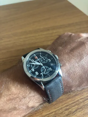 Este é um relógio Victorinox Swiss Army Infantry Chronograph
