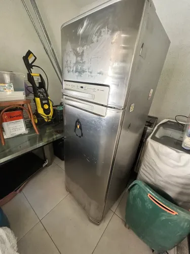 Geladeira Electrolux DF48X Celebrate Frost Free (411 Litros, acabamento em inox).