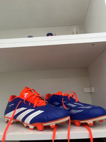 Chuteira de trava adidas