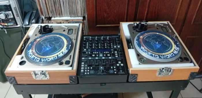 Par de toca-discos mais mixer