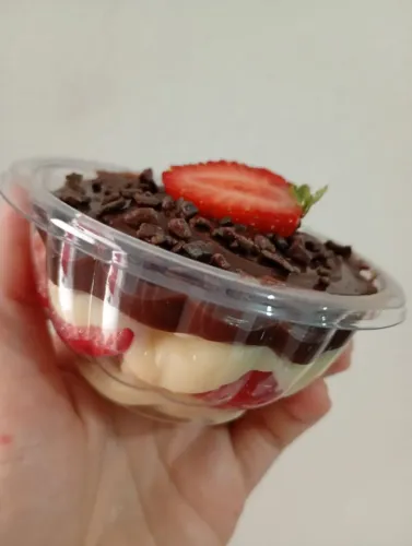 Bom bom de morango e uva