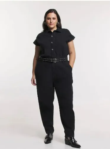 Macacão Jeans Preto - Marca Ashua, modelo plus size, tamanho 48