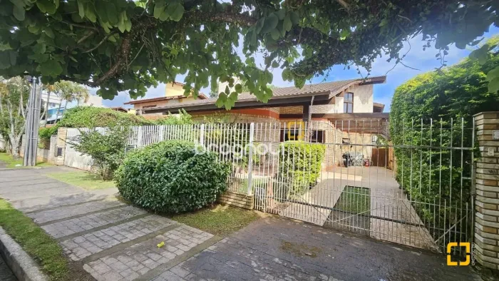 Casa à venda em Jurerê com 7 dormitórios sendo 5 suítes