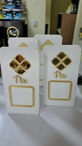 Plaquinha Pix em ACM Branco com Letras Douradas | QR Code Personalizado