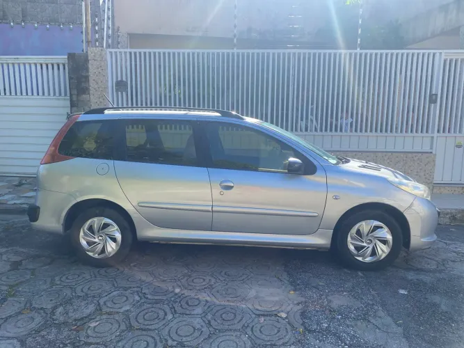 Peugeot 207 SW XR 1.4 Flex 8V 5P 2011