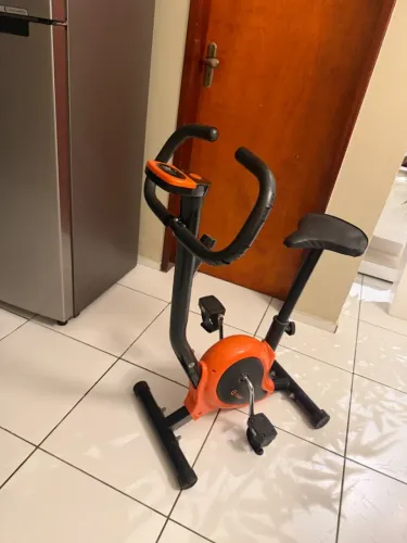 Bicicleta ergométrica bem conservada