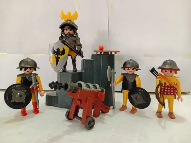 Playmobil Cavaleiro e Tropa dos Machado Amarelo