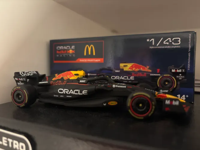 Carro colecionável do Mc Donalds+ red bull 