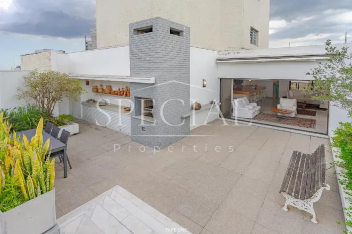 4 suítes, 6 vagas  Cobertura duplex assinada por Isay Weinfeld em Higienópolis