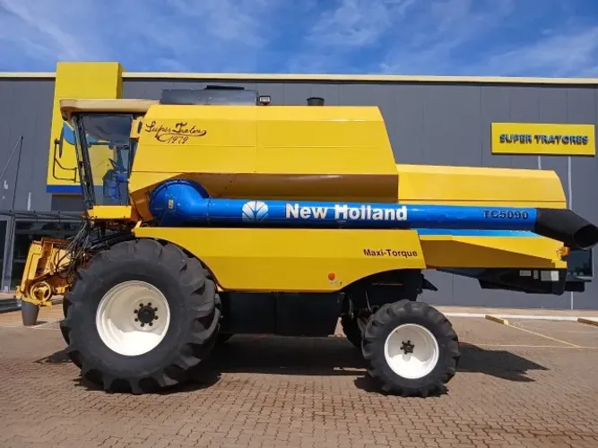 Colheitadeira New Holland TC5090