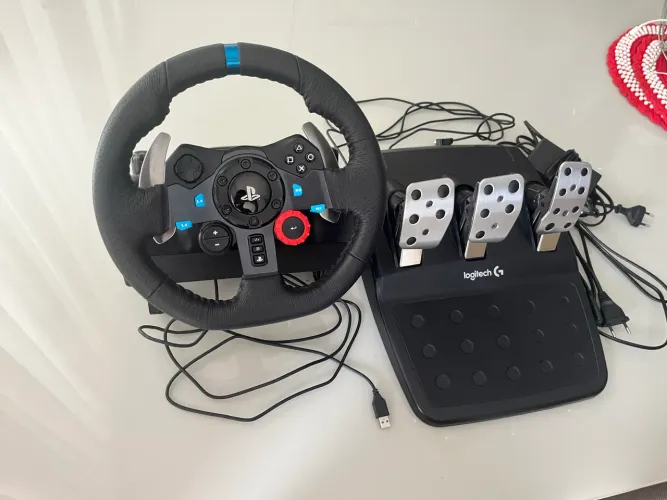 Volante e Pedais Logitech G29 Driving Force com Force Feedback para PS5, PS4, PS3 e PC