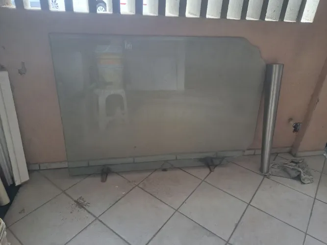 Mesa de vidro umbutir