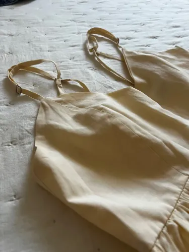 Vestido amarelo manteiga