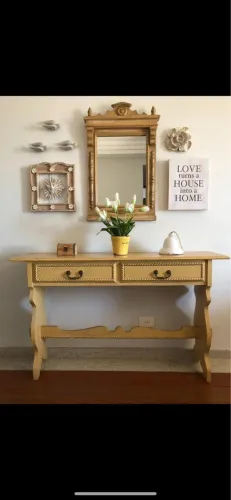 Aparador com espelho e decoração 