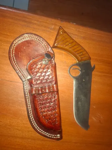 Vendo essa faca artesanal.