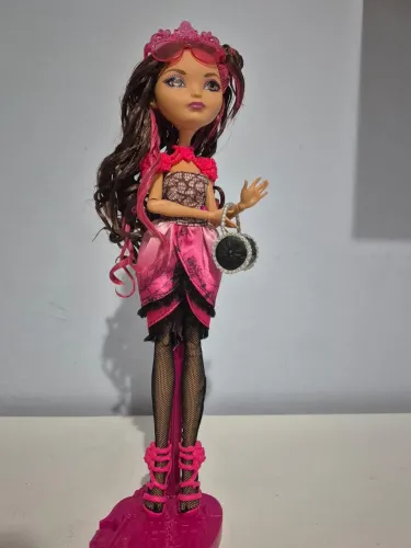 Boneca Ever After High Briar Básica Completa
