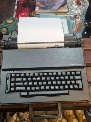 Máquina de escrever elétrica Olivetti