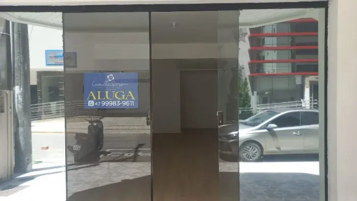Sala comercial Meia praia, ótima localização!!