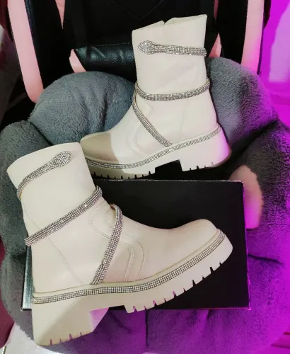 Bota Couro com Cobra de Strass