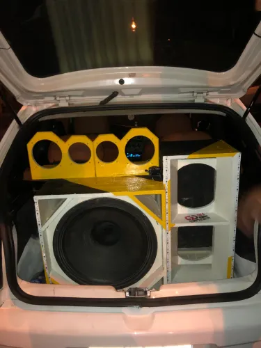 Projeto de som com alto falante nele de 18