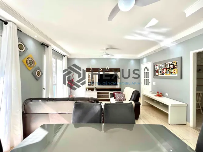 Apartamento com varanda a uma quadra da Praia das Pitangueiras, Guarujá-SP.