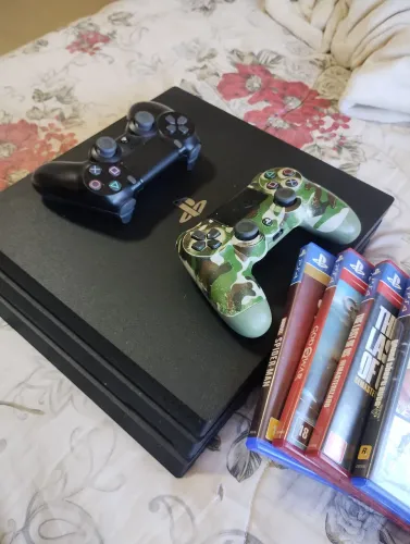 Playstation 4 Pro 1TB 4 jogos 2 controles