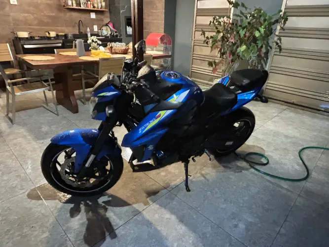 Suzuki GSX s 750