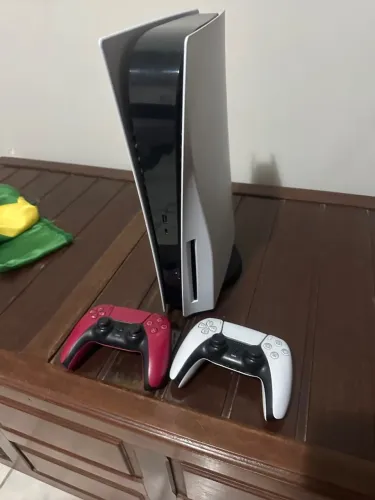 PlayStation 5 (Versão com Leitor de Disco) + 2 Controles