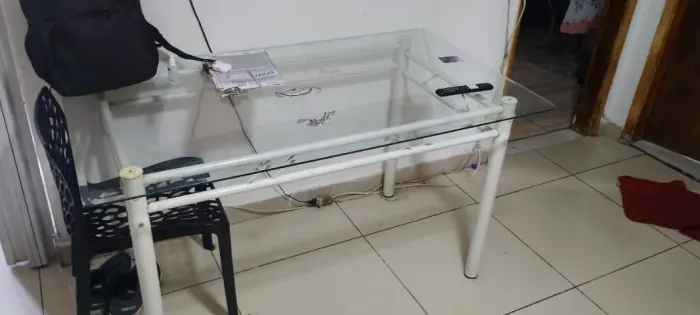 Mesa com tampo de vidro em bom estado