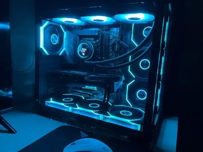 PC i7-14700KF_32 GB DDR5_Z790 Wifi/Bluetooth_RX 7600_NVMe 1 TB_Corsair 850W Water Cooler