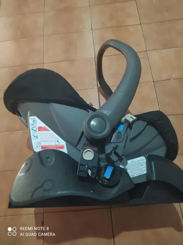 Bebê conforto com suporte para carro