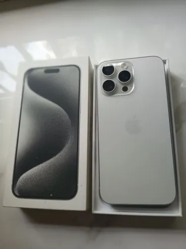 Vendo iPhone 15 pro ,vendo e de brinde vou dar duas capinha nova mais é feminina.