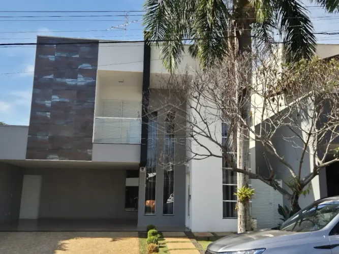 Linda Casa à Venda no Condomínio Tivoli II