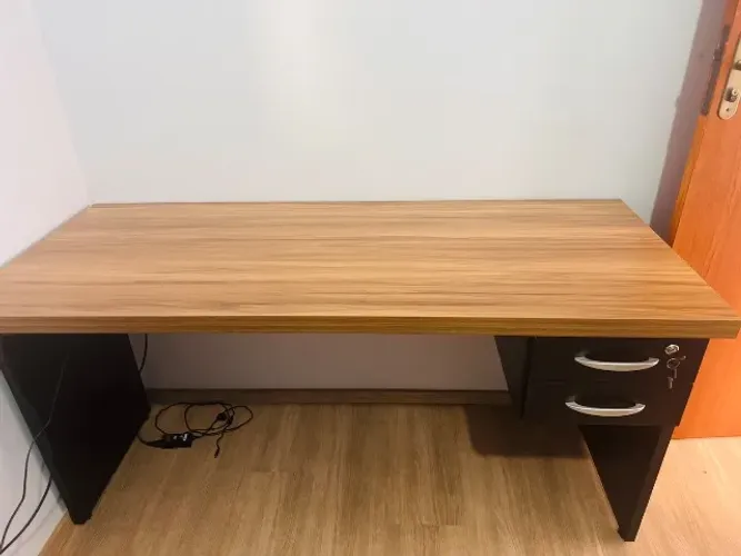 Mesa de escritório semi nova com 2 gavetas.Tamanho 1,50.Pouco tempo de uso.