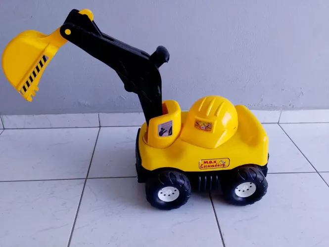 Escavadeira infantil de brinquedo